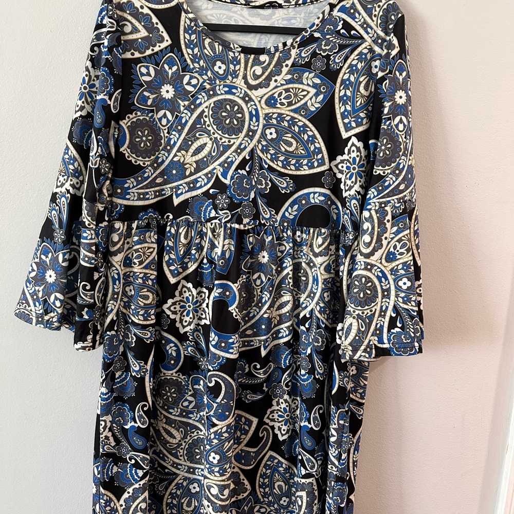 Black, blue and white empire waist with bell sleeves. Size large